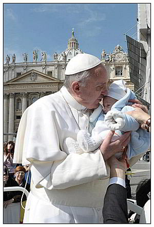 papa francisco e um bebé web